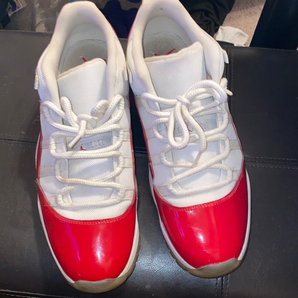 Air Jordan 11 Low cherry